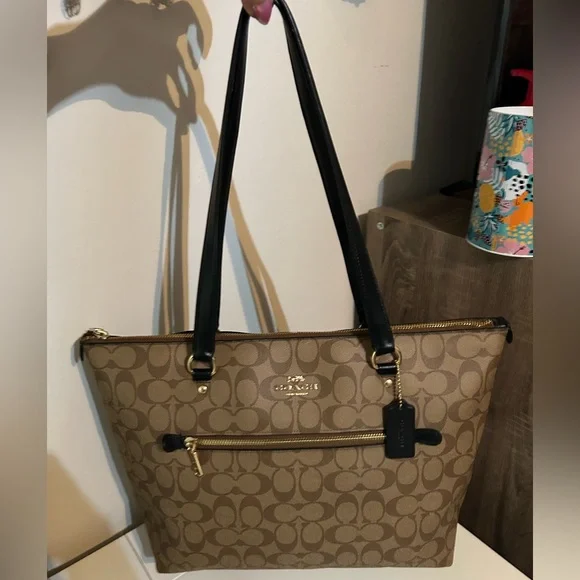 Coach Gallery Tote/Tan and Black/Signature Canvas - Picture 12 of 12